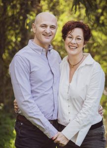 זוג מחייך ומחזיק ידיים – הערכה הדדית ומניעת שחיקה בזוגיות